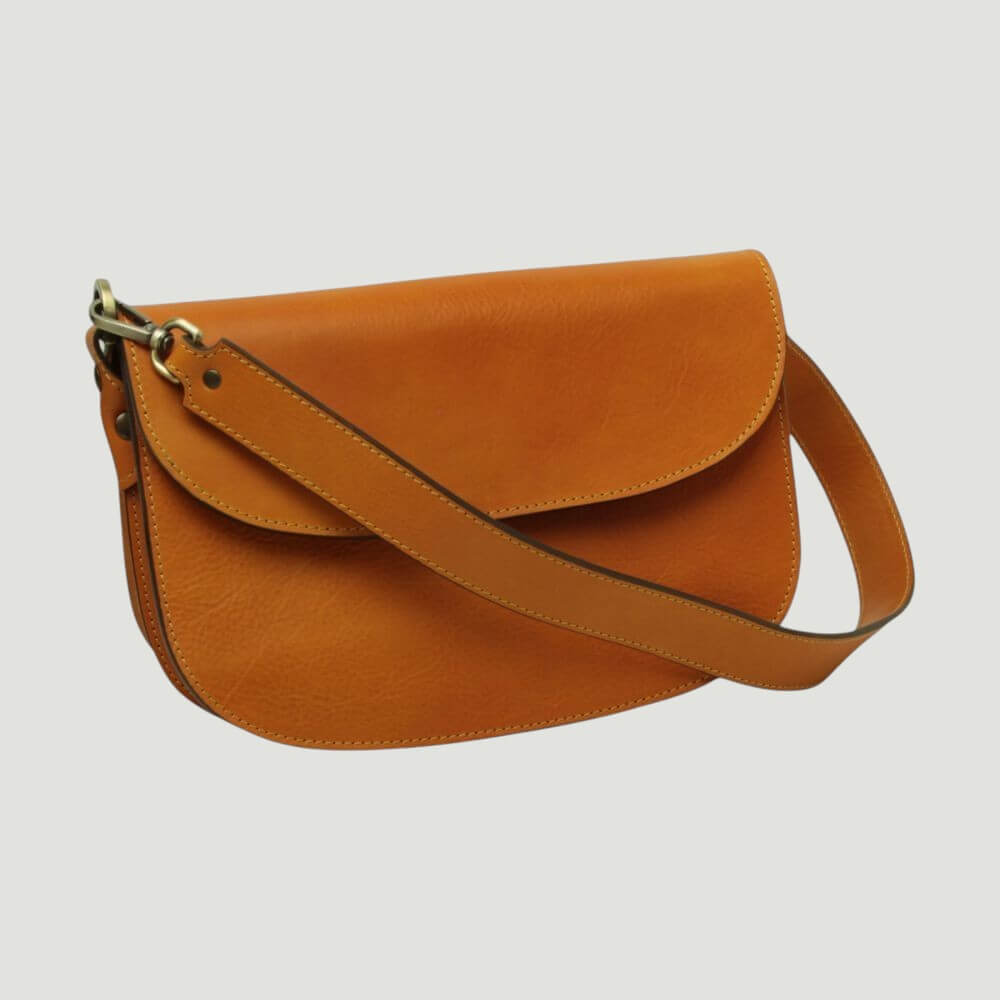 Borsa a tracolla giallo ocra in pelle con pattina frontale e tracolla larga