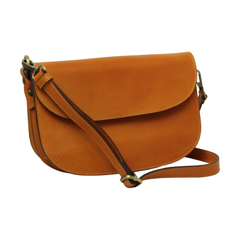 Borsa a tracolla in pelle di vitello pieno fiore ocra con pattina, tracolla regolabile e anelli metallici
