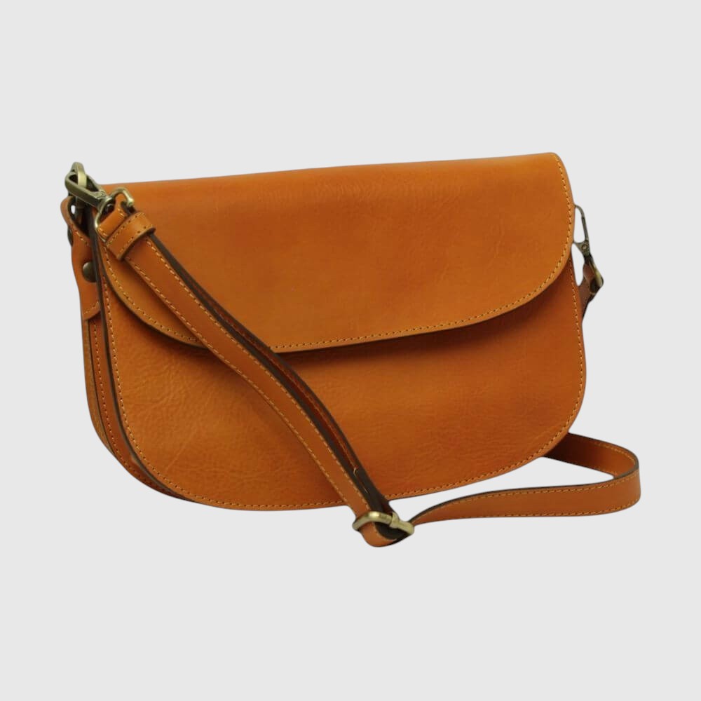 Borsa a tracolla giallo ocra in pelle con tracolla regolabile e patta frontale