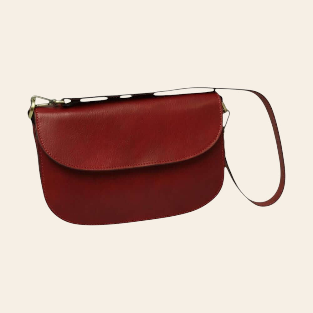 Borsa a tracolla rossa in pelle con pattina frontale e tracolla regolabile