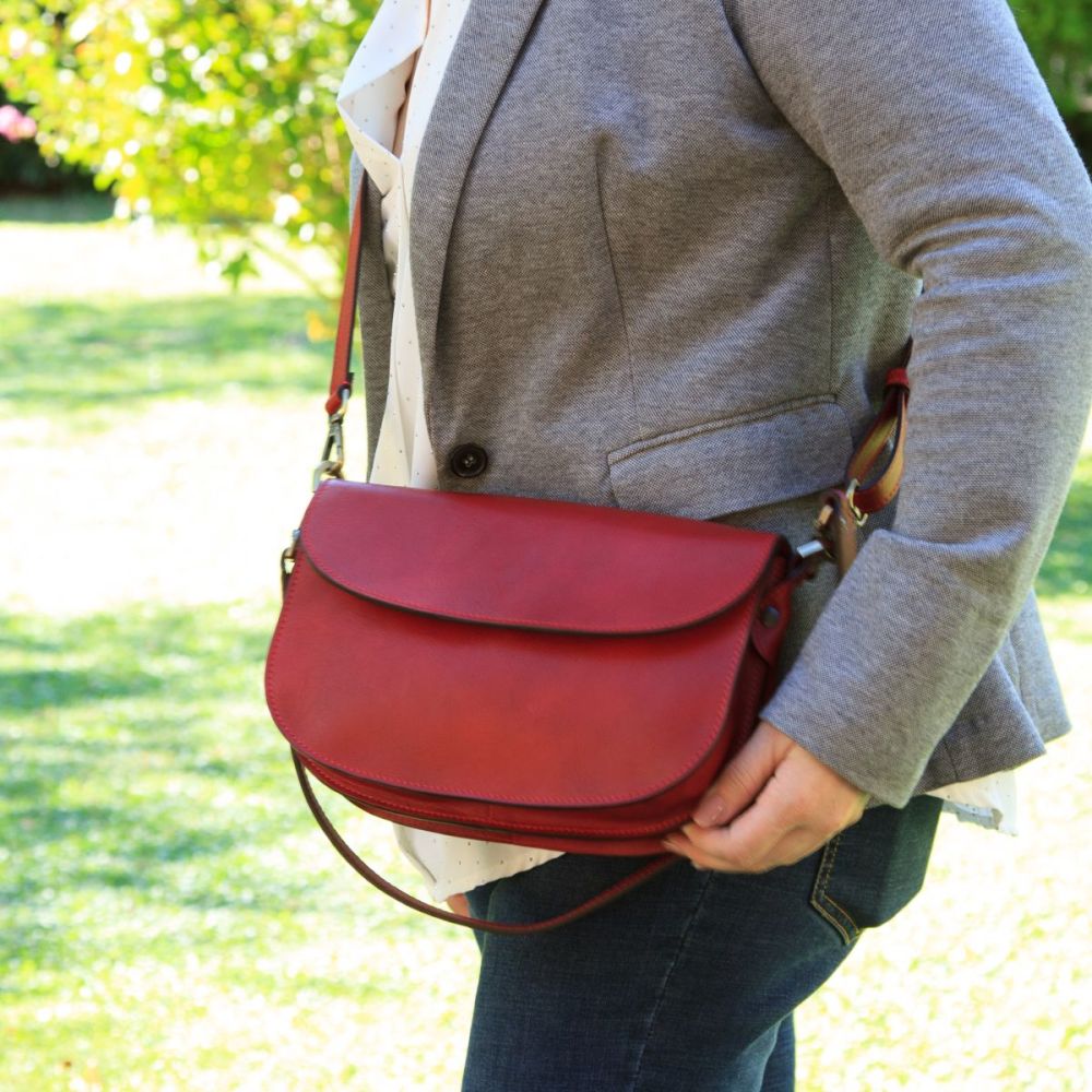 Borsa a tracolla rossa in pelle con patta e chiusura a bottone