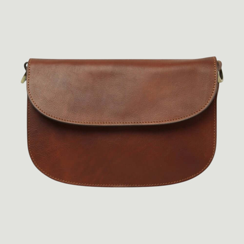 Borsa a tracolla in vitello marrone con patta semicircolare e fibbie laterali
