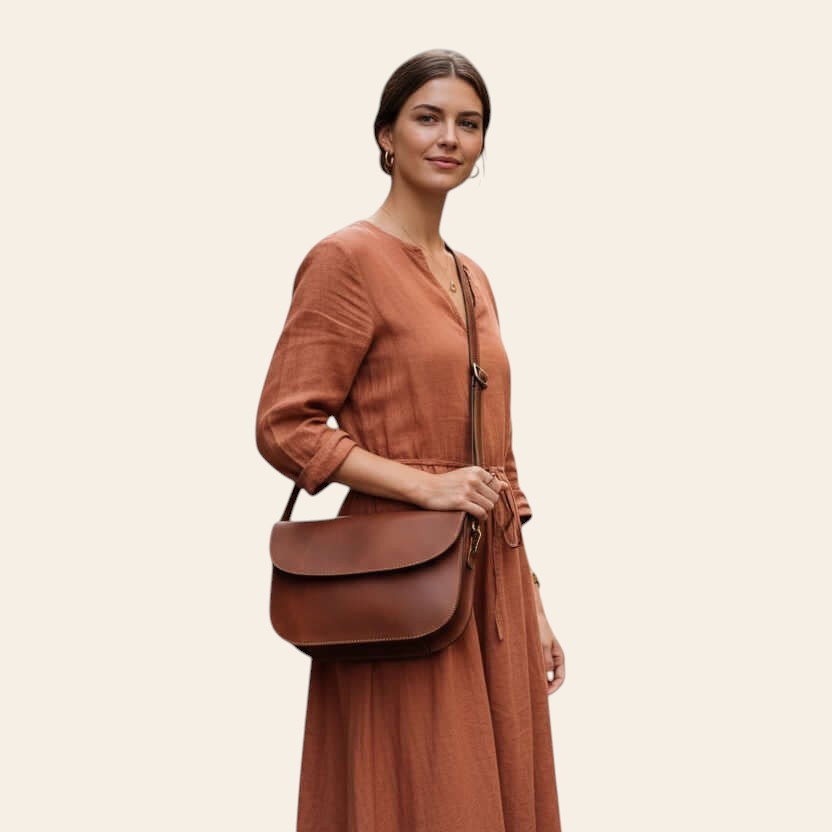 Borsa a tracolla in vitello teak con patta frontale e zip laterale