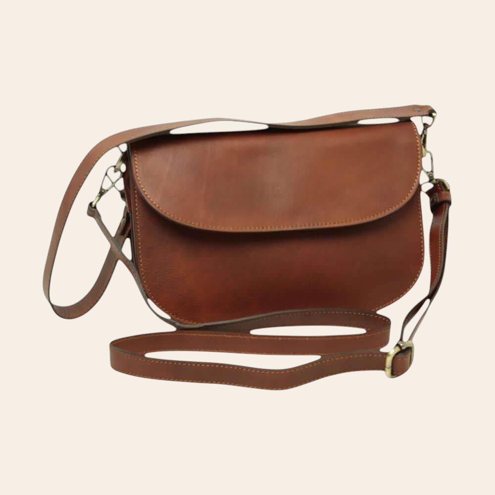 Borsa a tracolla in vitello teak con patta e tracolla regolabile