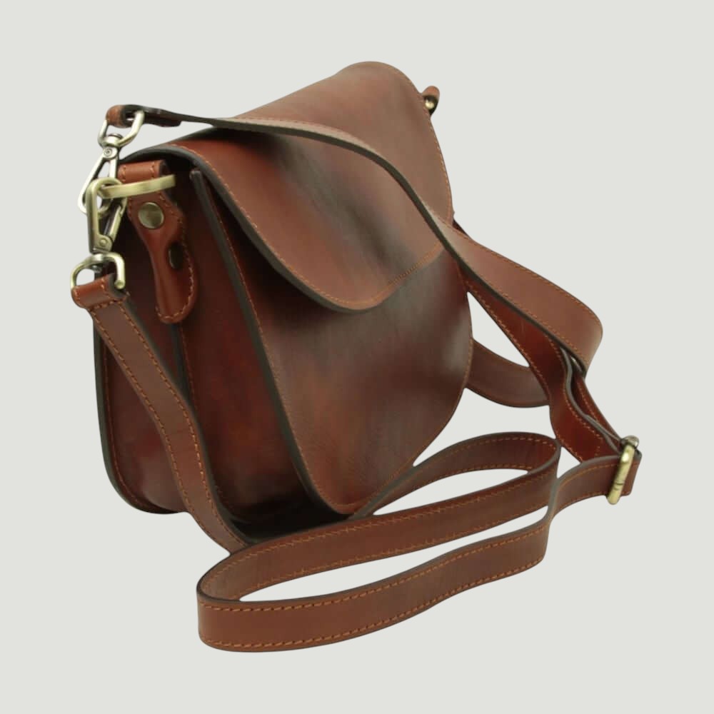 Borsa a tracolla in vitello marrone con patta bombata e tracolla in pelle