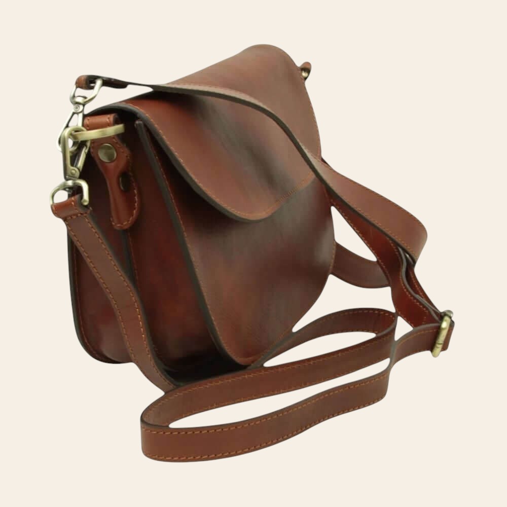Borsa a tracolla in vitello teak con patta arrotondata e tracolla lunga