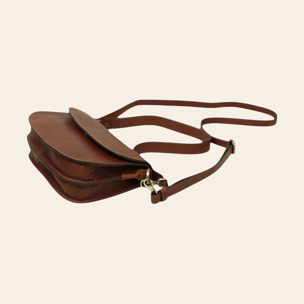 Borsa a tracolla in vitello teak con patta e tracolle con fibbia metallica