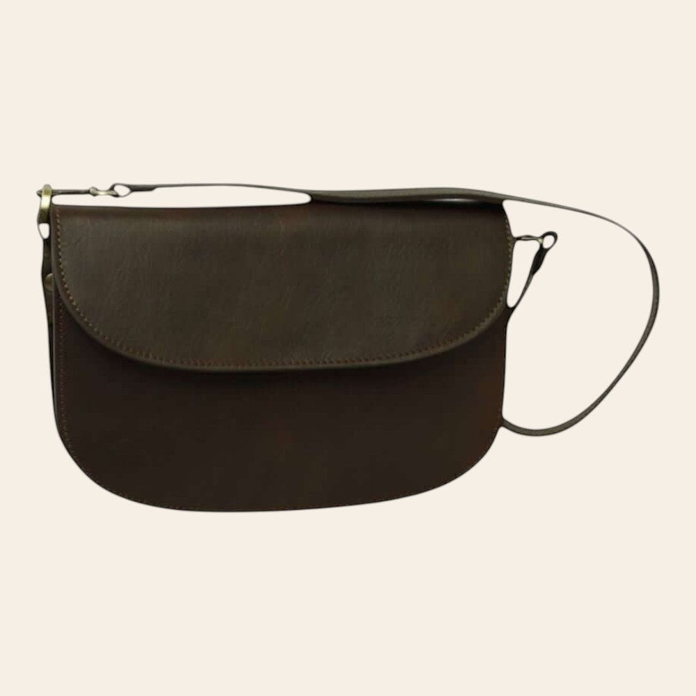 Borsa a tracolla marrone scuro con patta e chiusura con anelli metallici