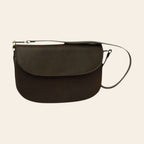 Borsa a tracolla marrone scuro con patta e chiusura con anelli metallici