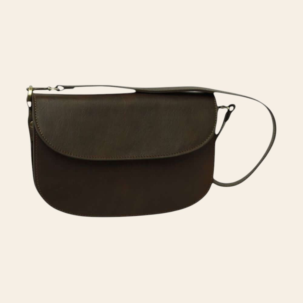 Borsa a tracolla marrone scuro con patta e chiusura con anelli metallici