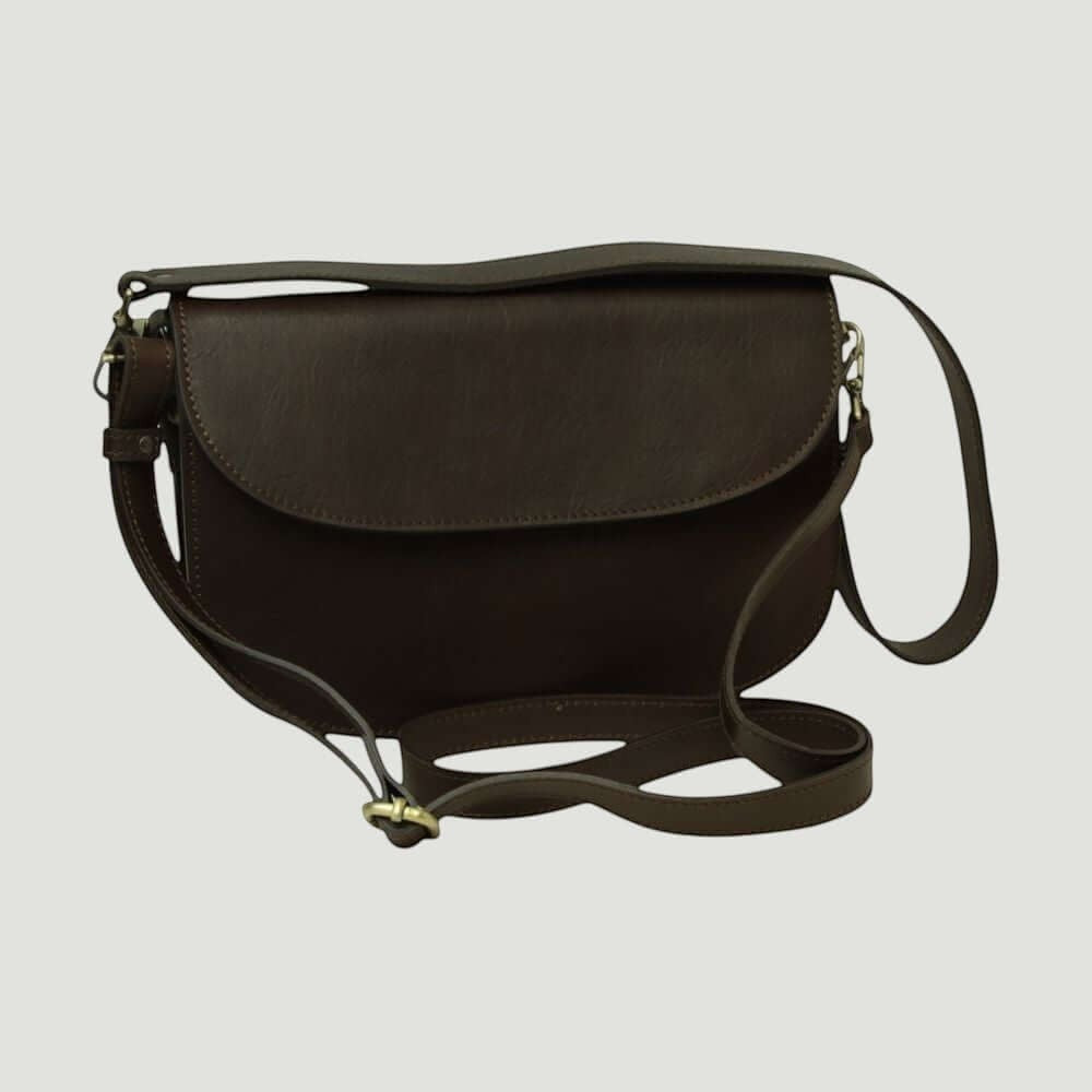 Borsa a tracolla in vitello marrone scuro con patta e tracolla lunga