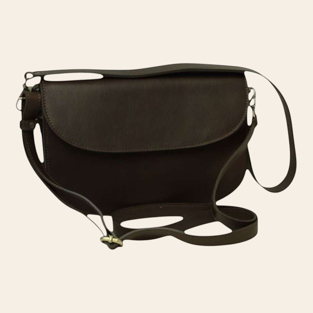 Borsa a tracolla marrone scuro con patta e chiusura a fibbia, tracolla in pelle