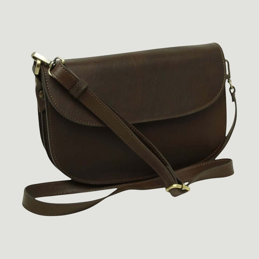 Borsa a tracolla in vitello marrone scuro, patta semicircolare e tracolla
