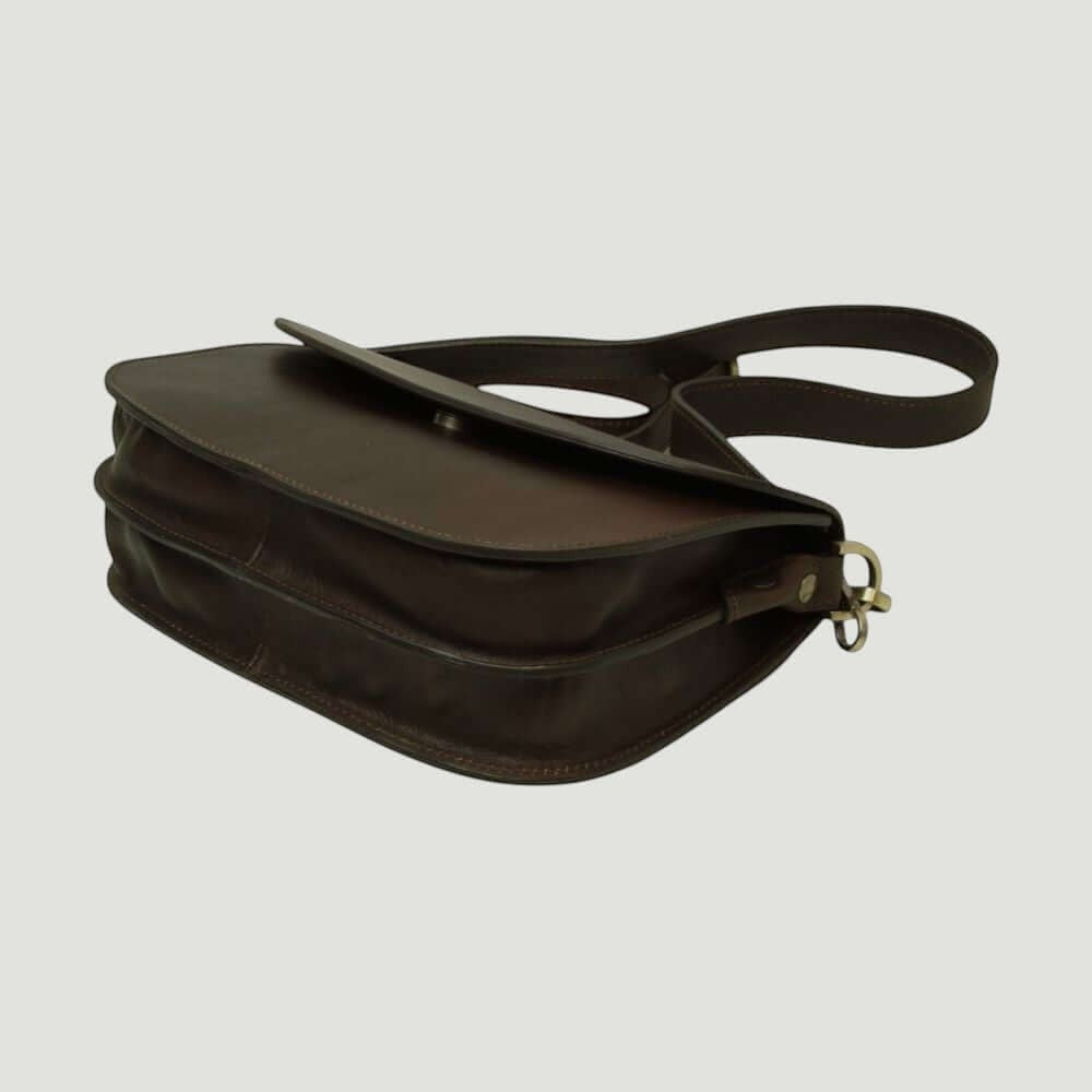Borsa a tracolla in vitello marrone scuro, tracolle doppie e metalli dorati