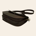 Borsa a tracolla marrone scuro vista laterale con patta e tracolla piatta