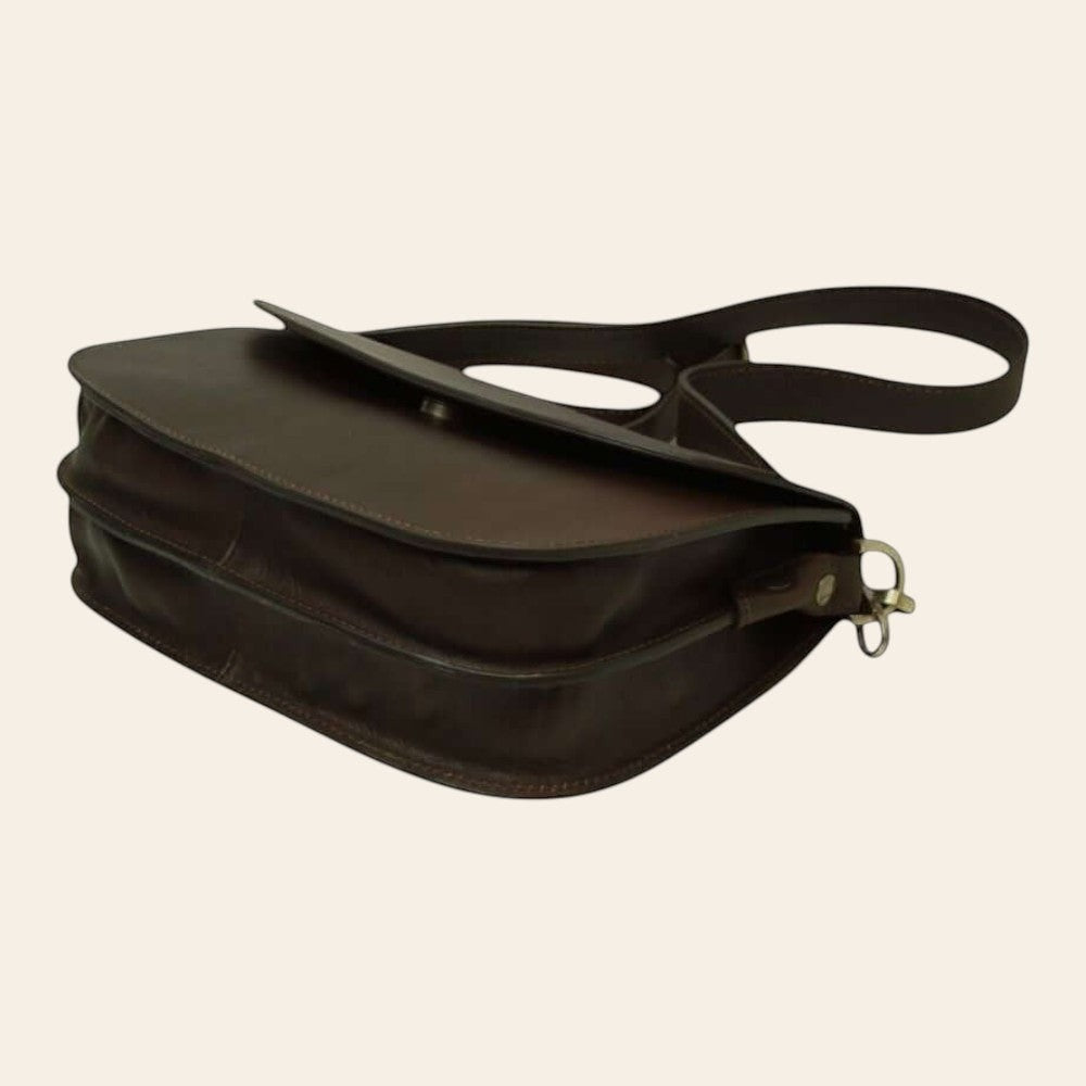Borsa a tracolla marrone scuro vista laterale con patta e tracolla piatta