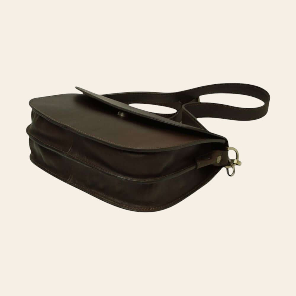 Borsa a tracolla marrone scuro vista laterale con patta e tracolla piatta