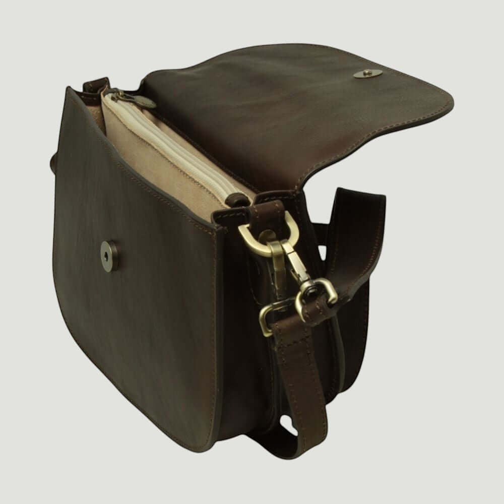 Borsa a tracolla marrone scuro con apertura superiore e fodera chiara