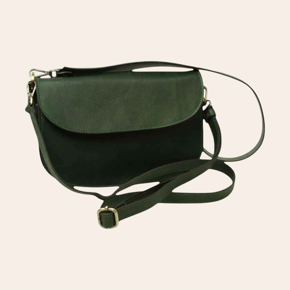 Borsa a tracolla verde in vitello pieno fiore con patta frontale e tracolle doppie