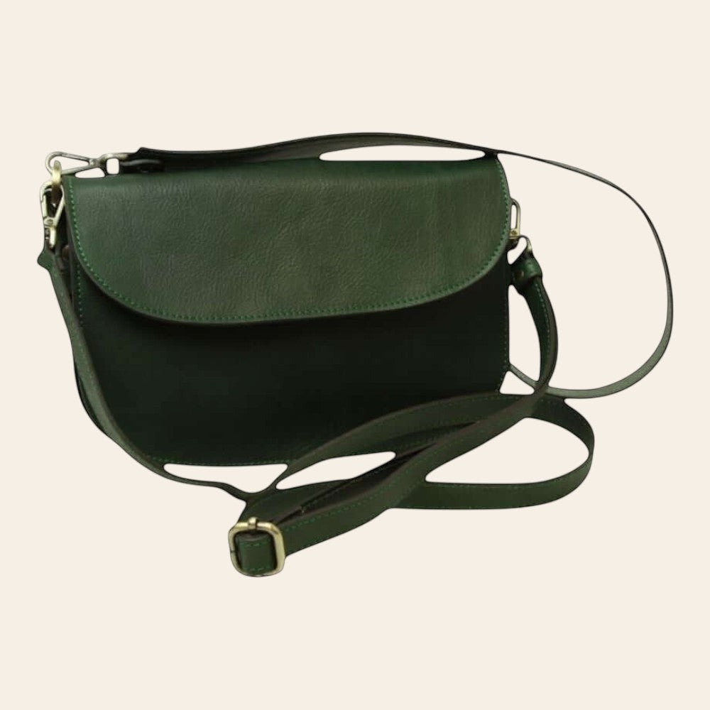 Borsa a tracolla verde in vitello pieno fiore con patta frontale e tracolle doppie