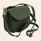 Borsa a tracolla verde in vitello pieno fiore con fibbie metalliche e tracolla ampia