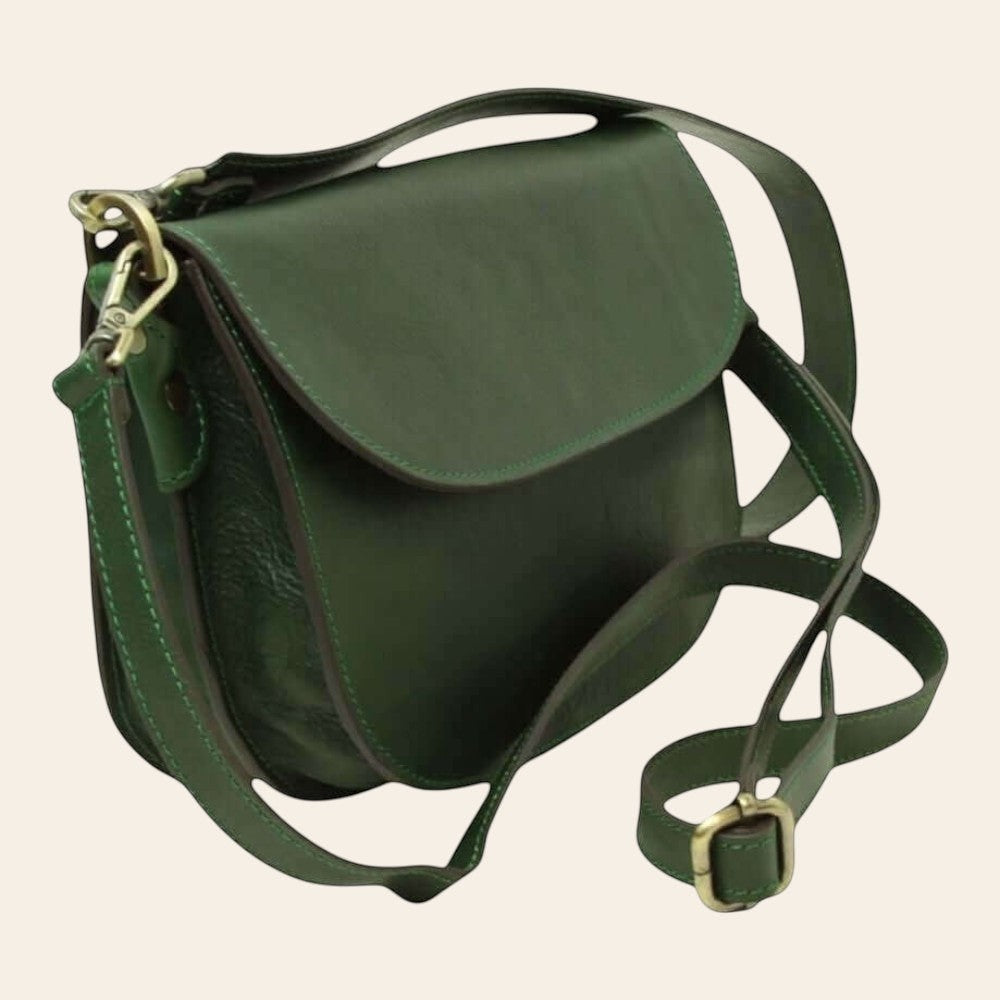 Borsa a tracolla verde in vitello pieno fiore con fibbie metalliche e tracolla ampia