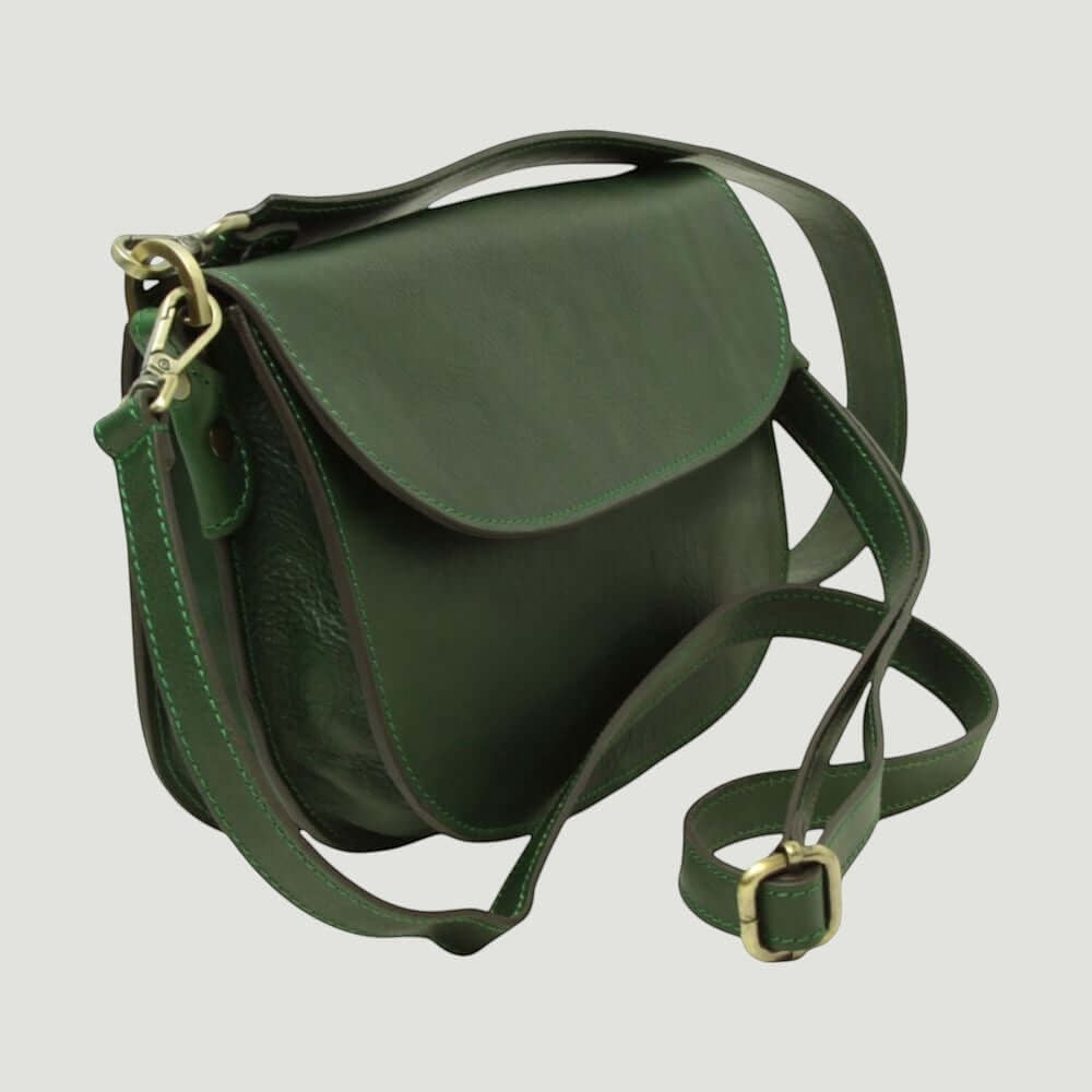 Borsa a tracolla verde scuro con patta e tracolla, cuciture decorative in evidenza