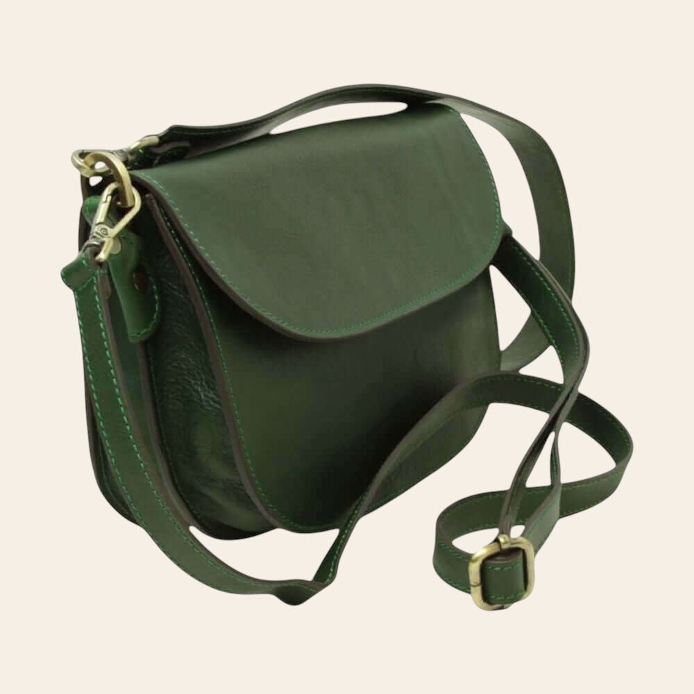 Borsa a tracolla verde in vitello pieno fiore con fibbie metalliche e tracolla ampia