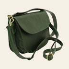 Borsa a tracolla verde in vitello pieno fiore con fibbie metalliche e tracolla ampia