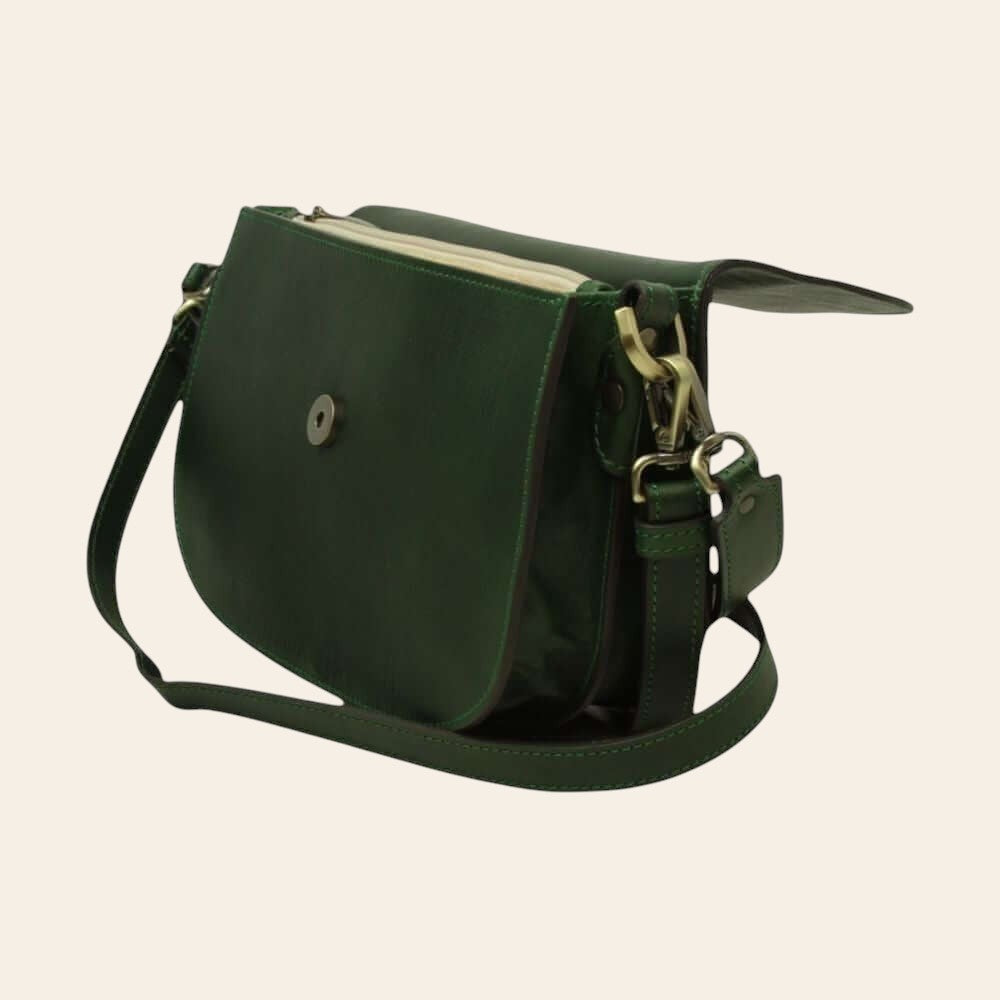 Borsa a tracolla verde in vitello pieno fiore, profilo laterale con fibbia e tracolla