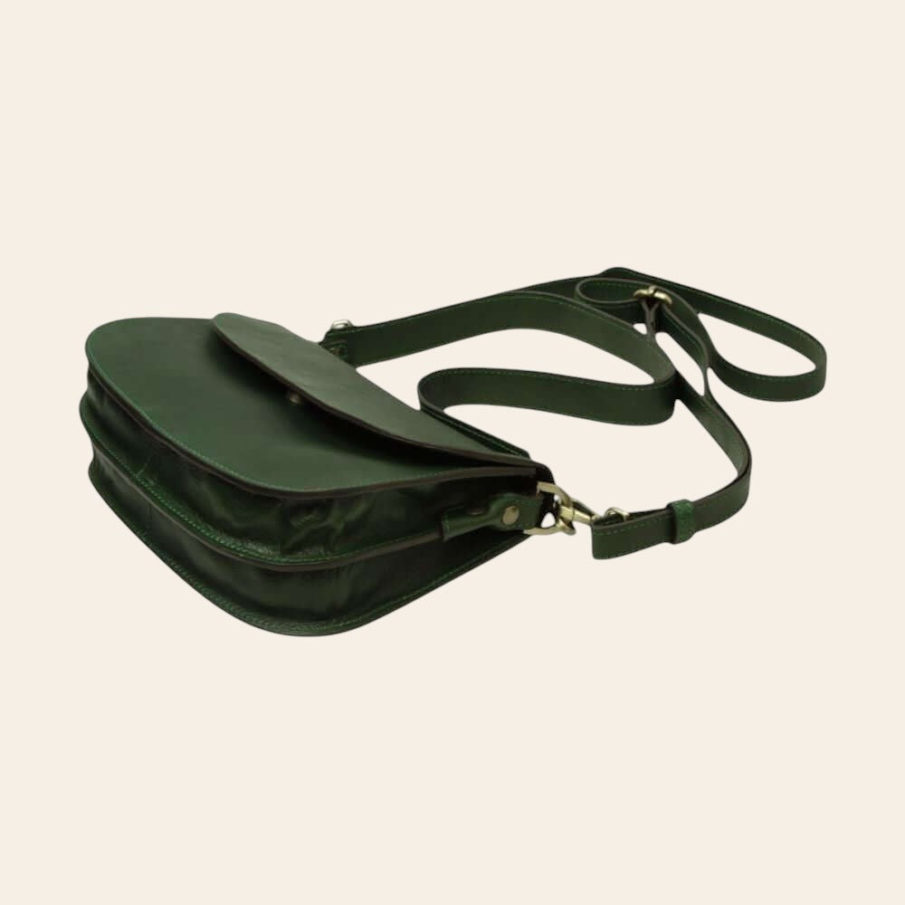 Borsa a tracolla verde in vitello pieno fiore vista laterale, cinghia e fibbia
