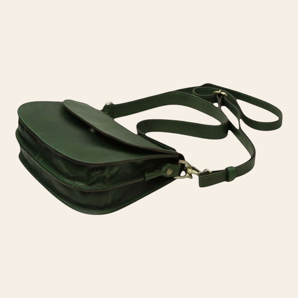 Borsa a tracolla verde in vitello pieno fiore vista laterale, cinghia e fibbia