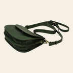 Borsa a tracolla verde in vitello pieno fiore vista laterale, cinghia e fibbia