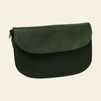 Borsa a tracolla verde in vitello pieno fiore con patta frontale e chiusura superiore