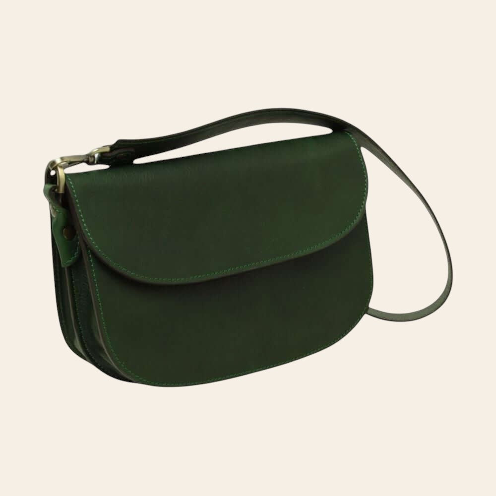 Borsa a tracolla verde in vitello pieno fiore con patta sagomata e passante laterale