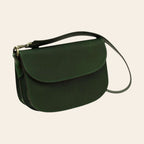 Borsa a tracolla verde in vitello pieno fiore con patta sagomata e passante laterale