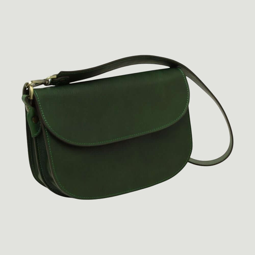 Borsa a tracolla verde scuro con patta arrotondata e tracolla lunga