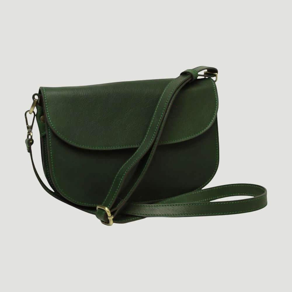 Borsa a tracolla verde scuro con patta frontale, chiusura e tracolla in evidenza