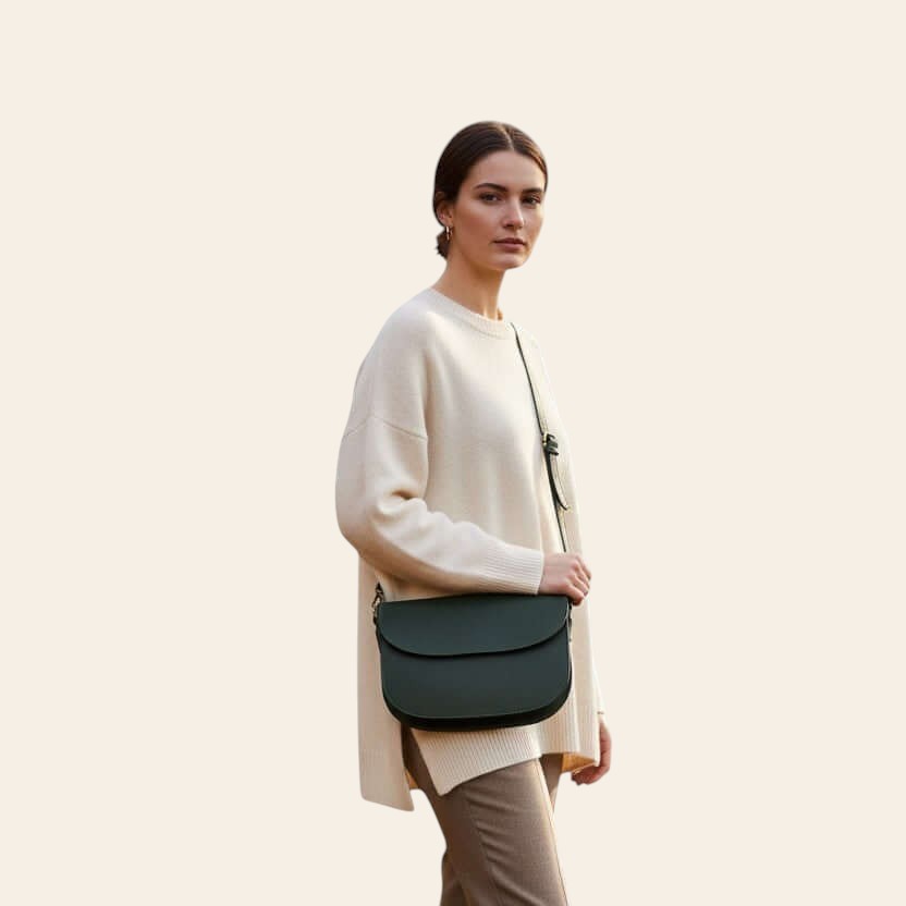 Borsa a tracolla verde in vitello pieno fiore indossata, patta frontale e tracolla