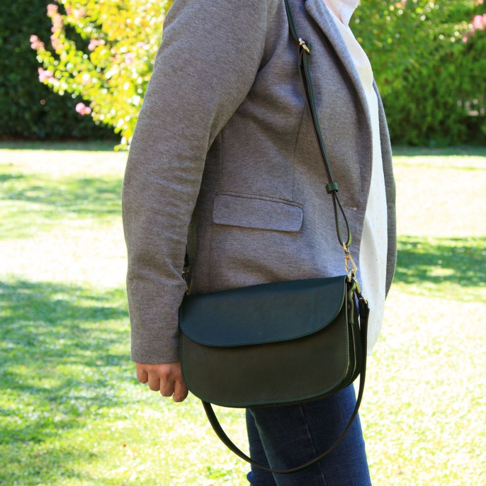 Borsa tracolla in pelle di vitello verde, con patta e tracolla regolabile
