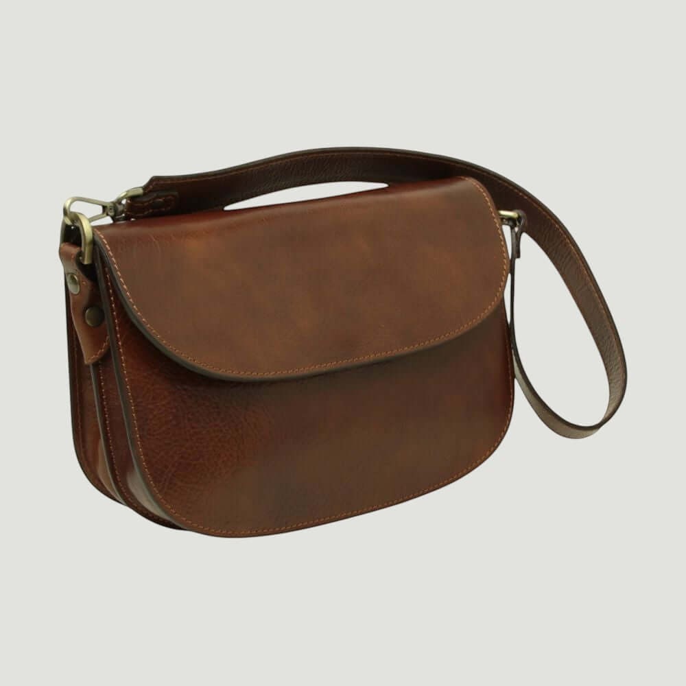 Borsa a tracolla marrone con patta superiore e tracolla, dettagli di cuciture e fibbia