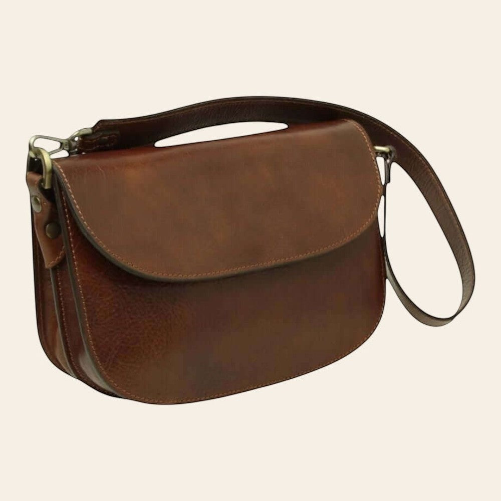 Borsa a tracolla in vitello marrone con patta e tracolla regolabile