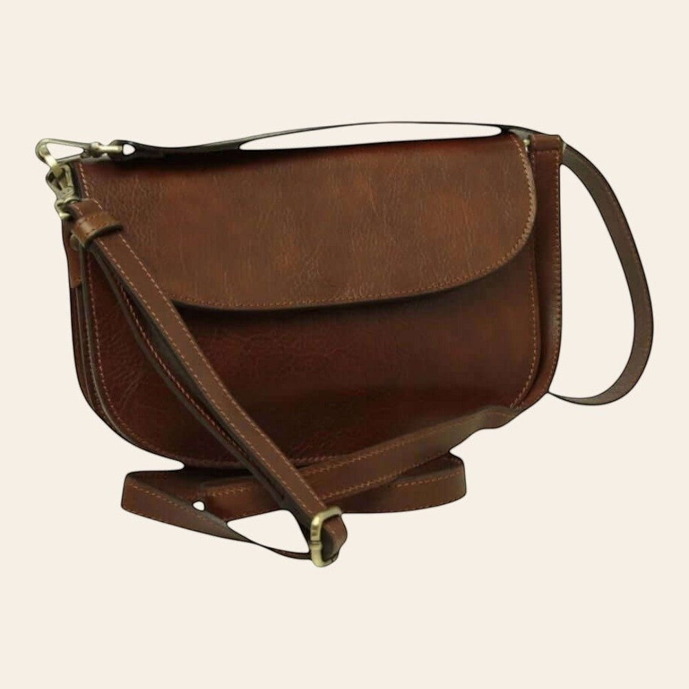 Borsa a tracolla marrone con patta, tracolla lunga e fibbia metallica frontale