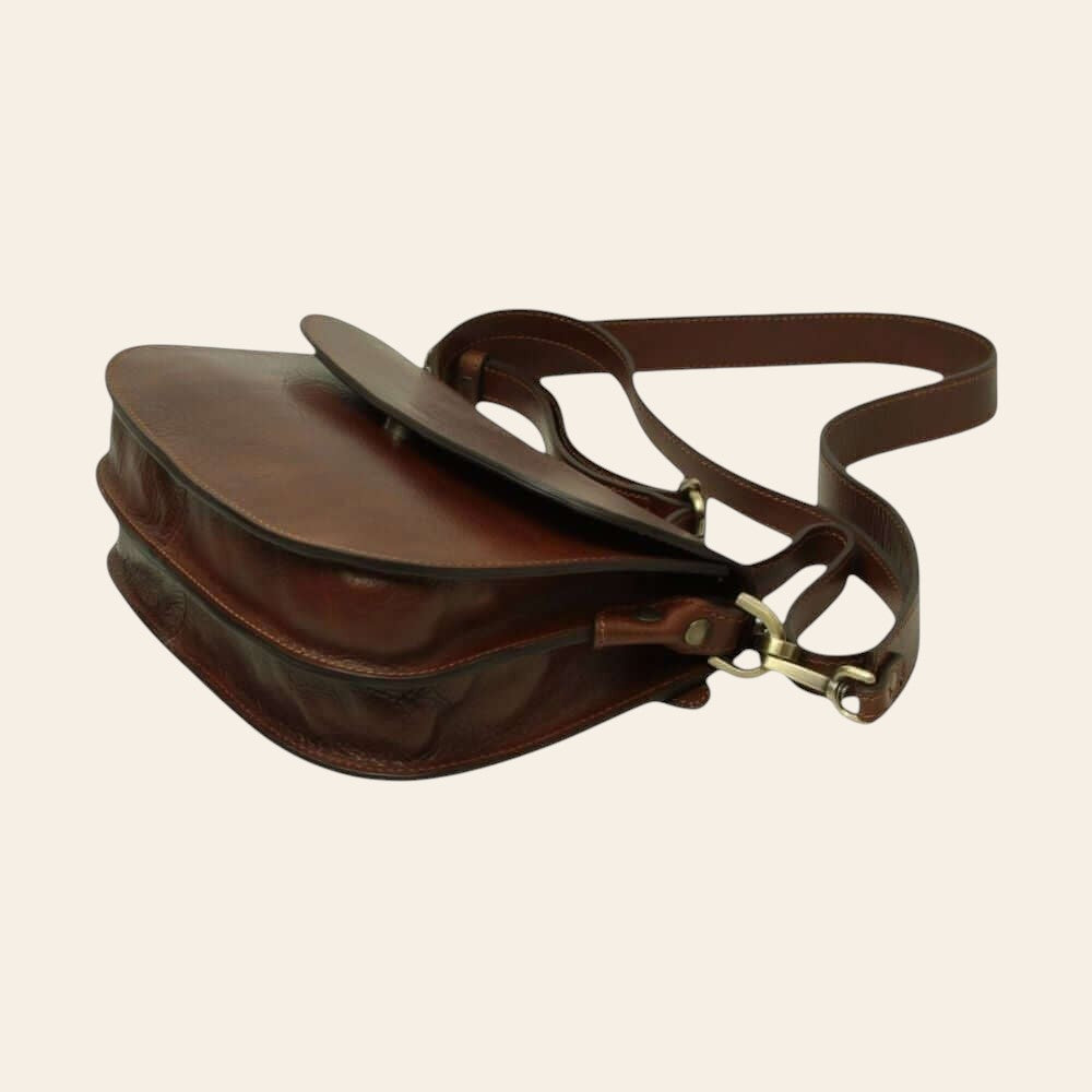 Borsa a tracolla marrone con patta sagomata, passanti e fibbie metalliche