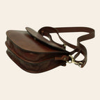 Borsa a tracolla marrone con patta sagomata, passanti e fibbie metalliche