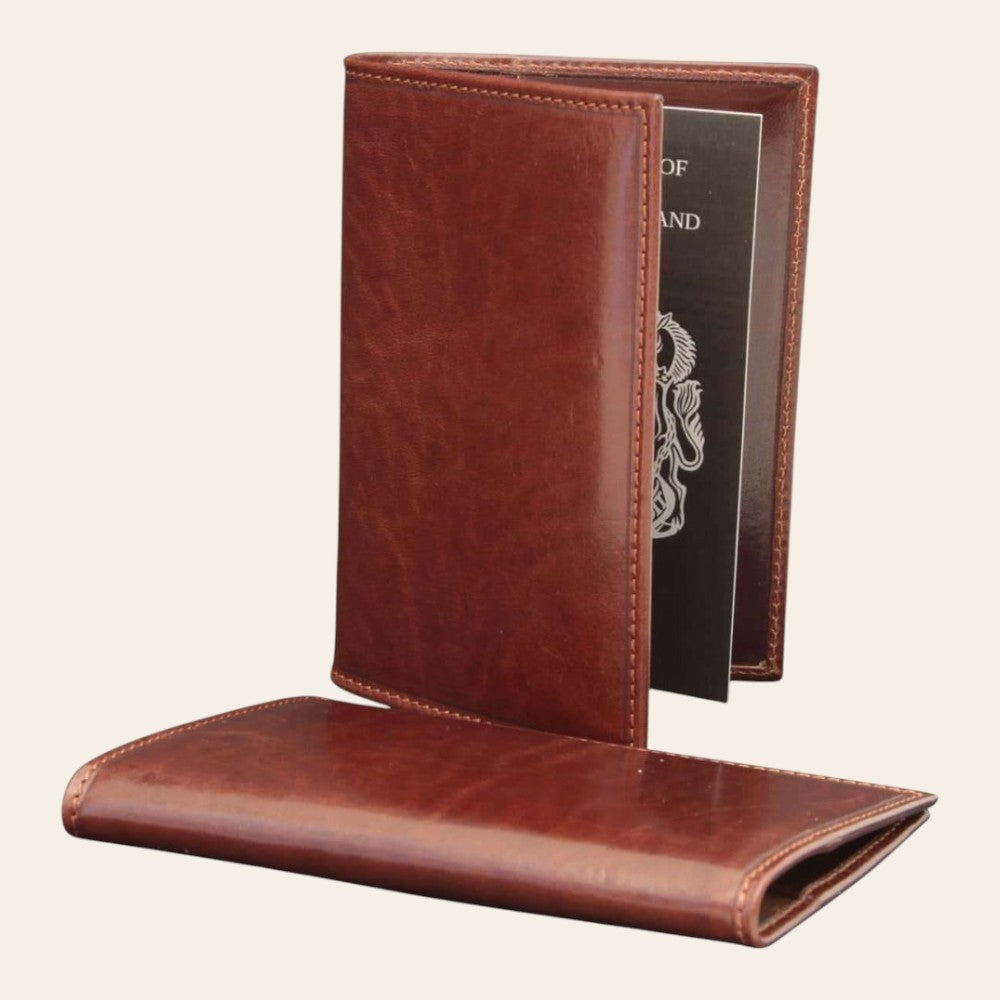 Porta passaporto in pelle marrone Old Angler, interno visibile, cuciture sui bordi