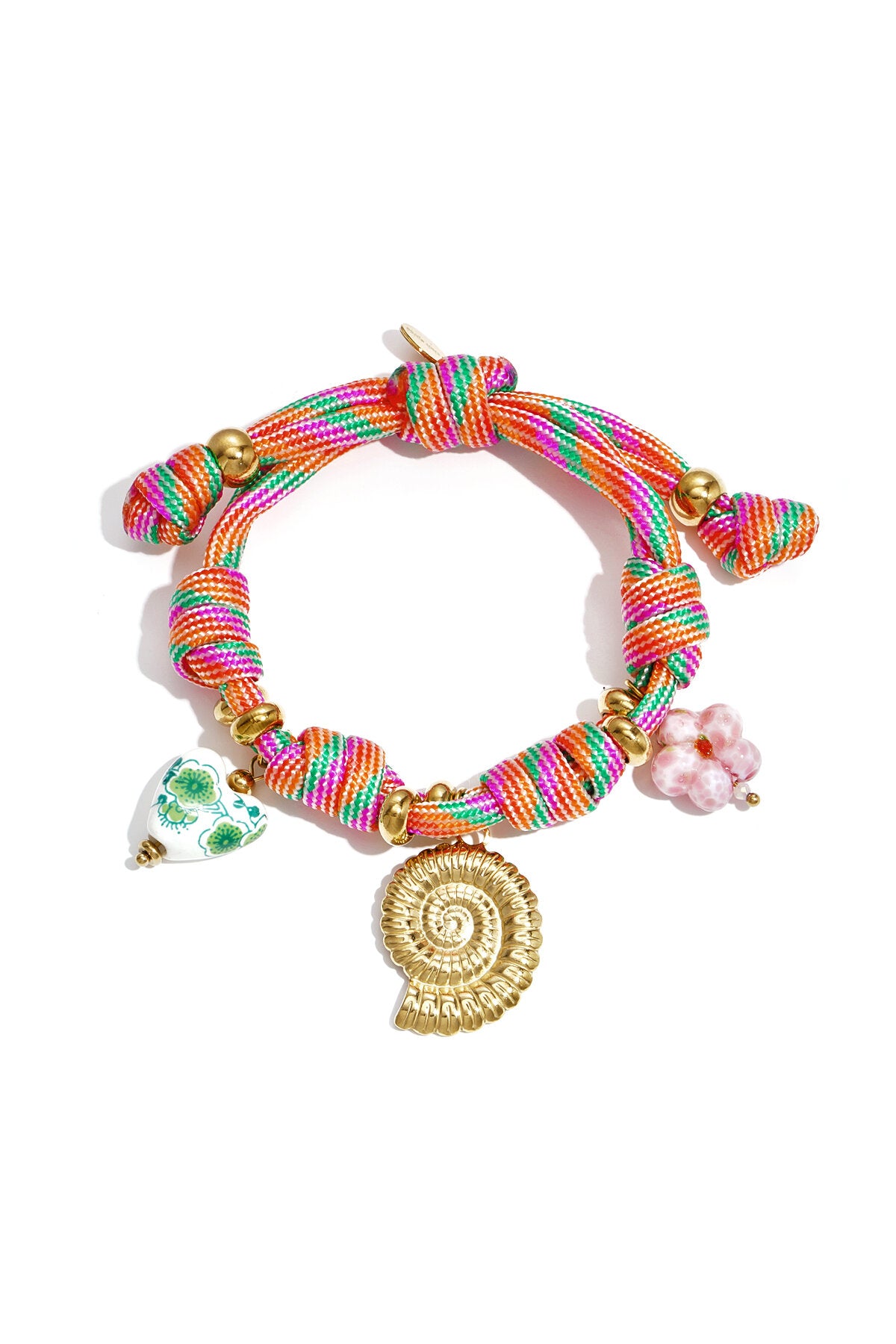 Bracciale in corda con nodi e ciondoli a forma di conchiglia