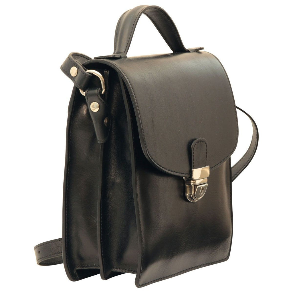 Borsa tracolla in pelle nera con patta e fibbia, taschino laterale e tracolla.