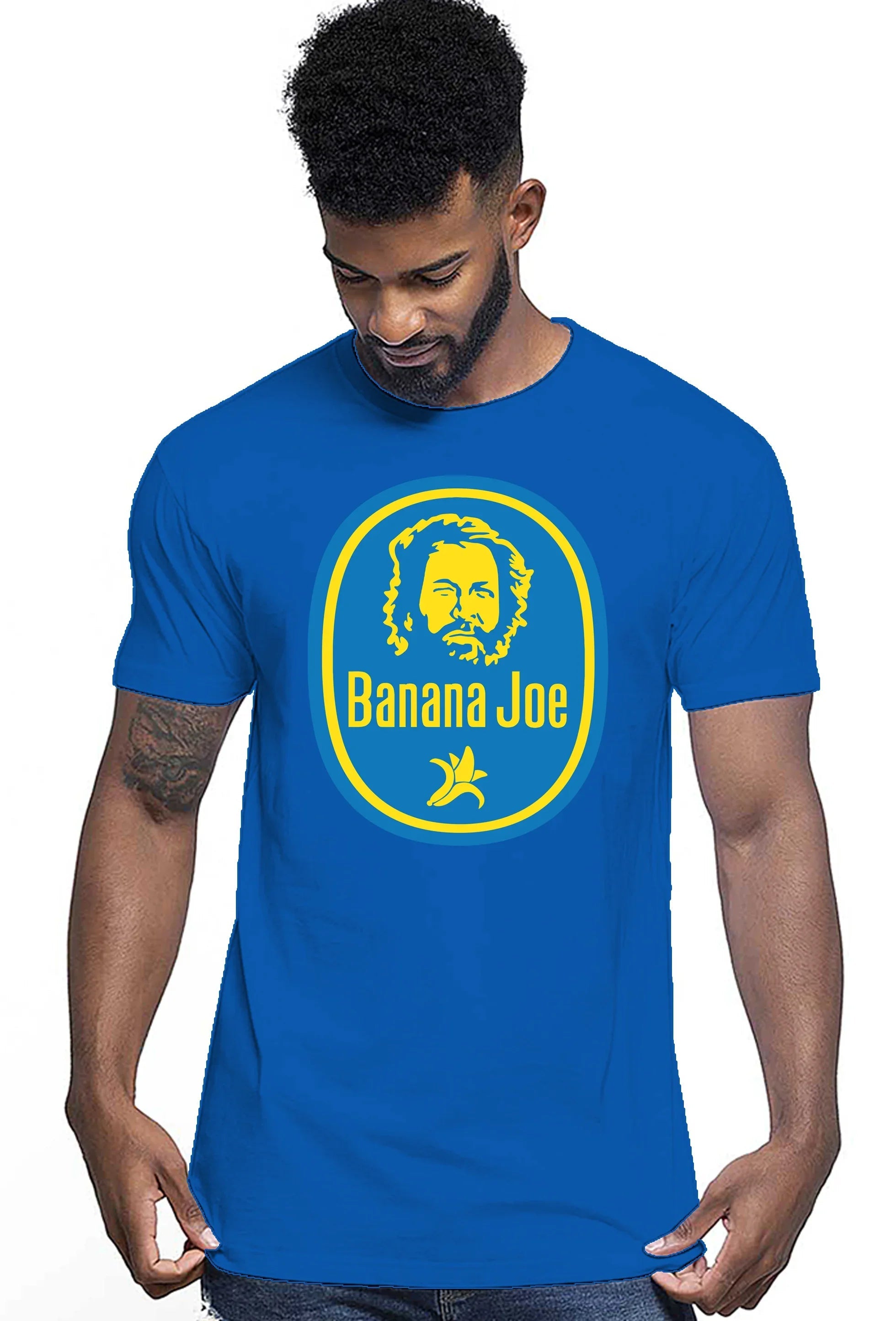 t-shirt uomo Bud Spencer Banana Joe indossata da un uomo in maglietta blu con il logo Banana Joe