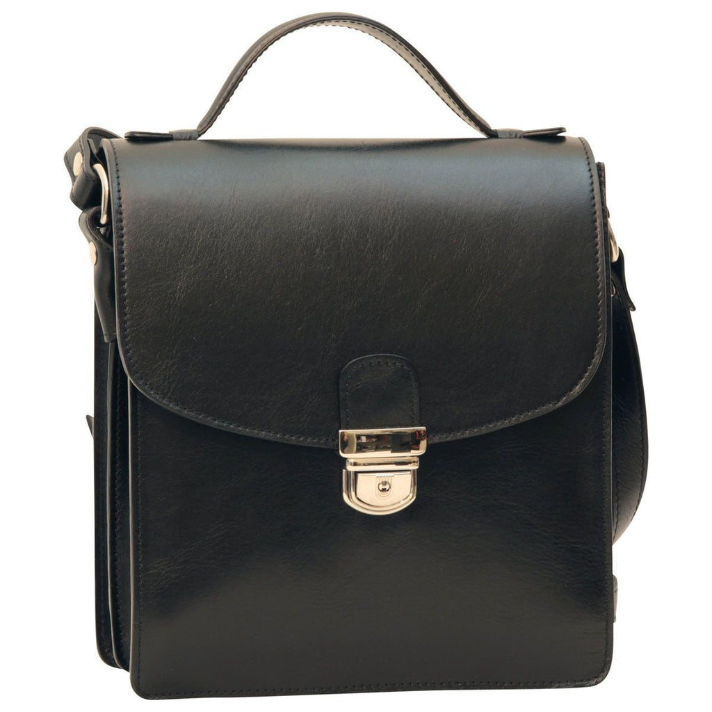Borsa tracolla in pelle nera con patta e fibbia metallica frontale.